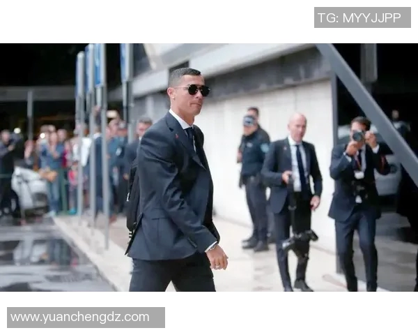 足球明星独特风格展示衣服挂头上的时尚魅力与个性表达